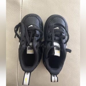 Black Nike 6c boys pre owned